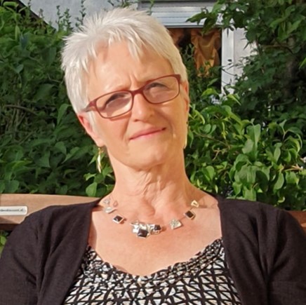 Dieses Bild hat ein leeres Alt-Attribut. Der Dateiname ist Bestatterin-Trauerrednerin-Katharina-Preikschas-Waldherr.jpg